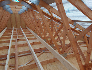 Zateplení stropu novostavby dřevostavby pomocí foukané izolace